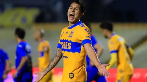 Carlos Salcedo se volvió a burlar de Cruz Azul, ahora en Concachampions.
