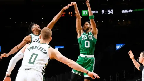 ¡La humillada del año! Tatum le metió un game winner a Giannis en su cara