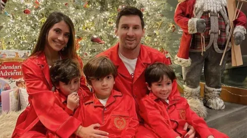 Los amamos: Antonela Roccuzzo subió una foto navideña de la familia Messi