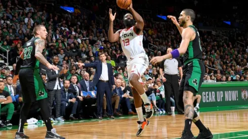 Daniel Theis, Brad Stevens, James Harden y Jayson Tatum
