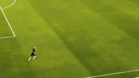 Video: Javier Pinola se quedó corriendo solo en la cancha de Banfield