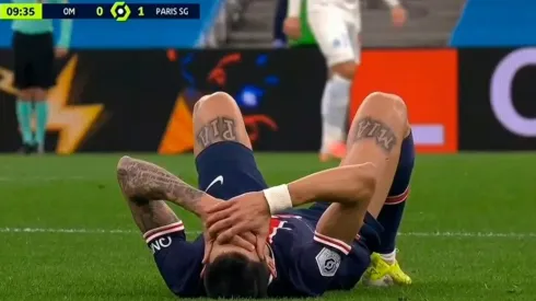 Dolor de cabeza para el PSG: Di María se tiró al piso y salió lesionado