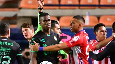 Felix Torres fue expulsado en el duelo de Santos ante Necaxa en la Jornada 7.