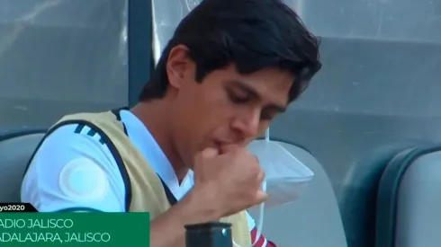 José Juan Macías, comiendo en la banca previo al debut del Tri en el Preolímpico.