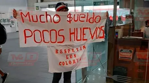 La afición de Chivas recibió al equipo con carteles en el aeropuerto.
