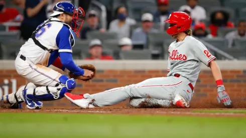 La jugada de la polémica en el Phillies-Braves (Foto: Getty)
