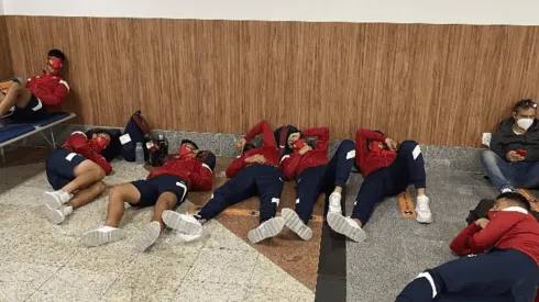 Escándalo: los jugadores de Independiente durmieron en el piso del aeropuerto de Salvador