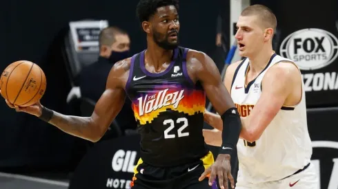 DeAndre Ayton enfrentando a Nikola Jokic en estos playoffs (Getty Images)