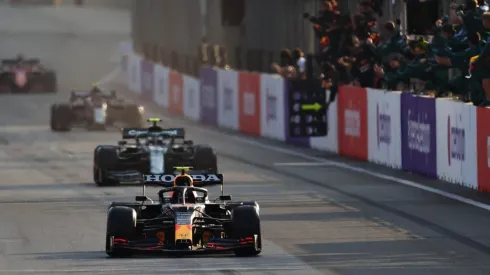 ¿Repite Checo? El mexicano yendo por delante de Lewis Hamilton hace dos semanas en Bakú (Foto: Getty Images).
