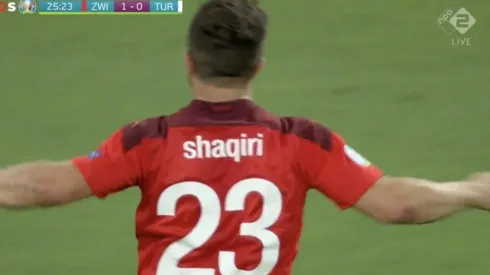 Golazo de Shaqiri para poner el 2-0 vs. Turquía
