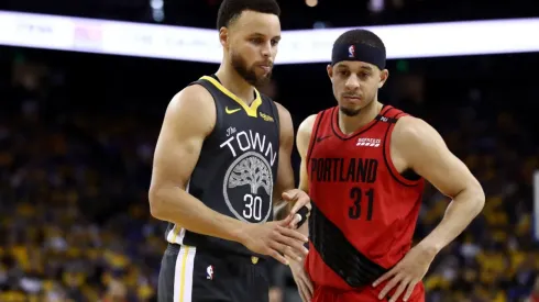 Steph Curry con su hermano Seth, ahora jugador de Philadelphia.
