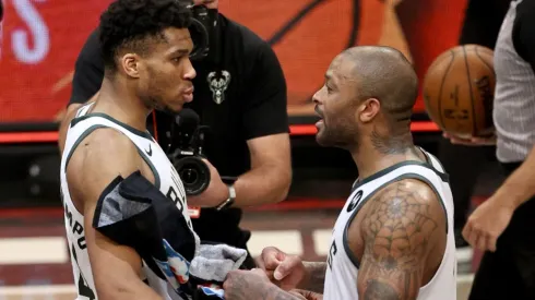 Giannis Antetokounmpo y P.J. Tucker
