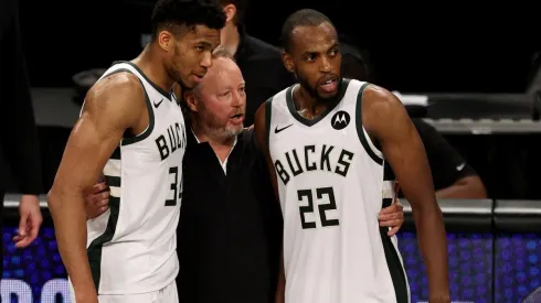 Giannis y Middleton lideran a los Bucks. En el medio, el coach Budenholzer.
