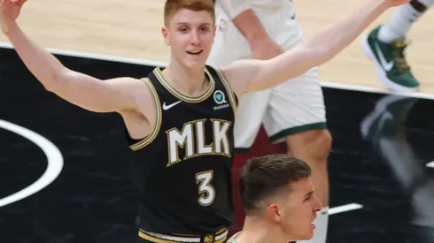 Kevin Huerter festejando un triple de Bogdanovic. (Getty)
