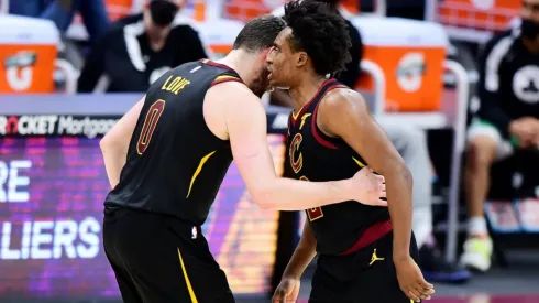 Kevin Love y Collin Sexton.
