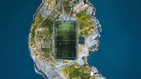 En medio de la montaña, al borde de una bahía o en un bosque, cualquier lugar es digno de una cancha (Fuente: Unsplash)
