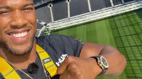 Anthony Joshua paseó sus cinturones por el estadio del Tottenham tras la confirmación de su pelea