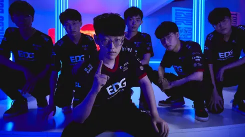 EDG mantiene su invicto en el Grupo B de Worlds 2021 al ganarle sin problemas a DFM