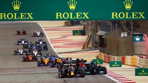Los pilotos de la Fórmula 1 transitando el Gran Premio de Baréin, uno de los circuitos de la pretemporada (Foto: Getty Images).