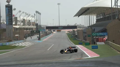 Sergio Pérez transitando la recta principal del circuito de Bahréin.
