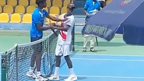 El momento justo del cachetazo del francés Michael Kouame al ghanés Raphael Nii Ankrah tras perder un partido
