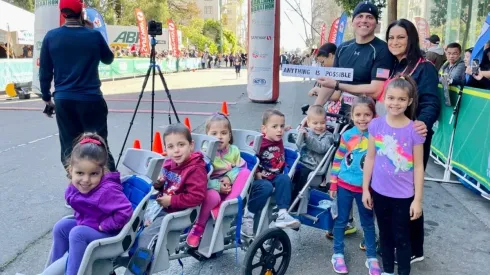 ¡Corrió 21 kilómetros llevando a sus cinco hijos!