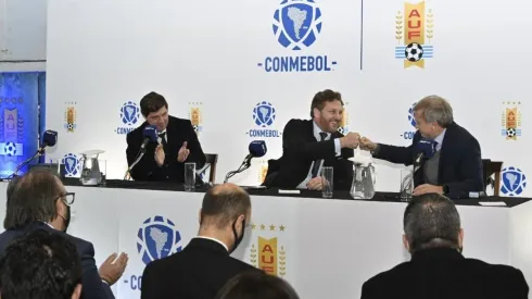 Domínguez, presidente de la Conmebol, en el Estadio Centenario.
