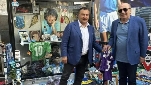 Homenaje de la directiva de la Fiorentina a Diego Maradona en Napoli. @ACFFiorentina