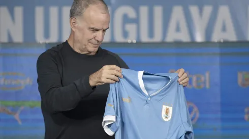 Sorpresa: Bielsa citó a 18 jugadores en su primera convocatoria en Uruguay