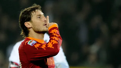 TURIN, ITALY – NOVEMBER 13: Francesco Totti of AS Roma (C) celebrates after scoring the 1-1 equaliser from a penalty during the Serie A match between Juventus and Roma at Olimpico Stadium on November 13, 2010 in Turin, Italy. (Photo by Claudio Villa/Getty Images)