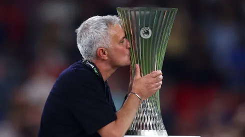 TIRANA, ALBANIA – MAY 25: Jose Mourinho, Head Coach of AS Roma celebrates with the UEFA Europa Conference League Trophy after their sides victory in the UEFA Conference League final match between AS Roma and Feyenoord at Arena Kombetare on May 25, 2022 in Tirana, Albania. (Photo by Alex Pantling/Getty Images)
