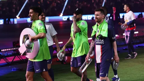 Messi y Neymar tuvieron un curioso gesto en los festejos del PSG (Photo by Julian Finney/Getty Images)
