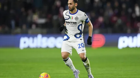 Hakan Calhanoglu portando una camiseta del Inter con una serpiente.
