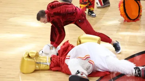 Conor McGregor golpeó dos veces a Burnie, la mascota de Miami, y la mandó al hospital