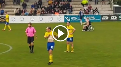 Video viral: Dos hombres DESNUDOS y en SILLA DE RUEDAS interrumpen un partido de copa