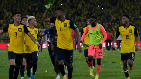 GUAYAQUIL, ECUADOR – MARCH 29: Players of Ecuador celebrate being qualified to the world cup after the FIFA World Cup Qatar 2022 qualification match between Ecuador and Argentina at Estadio Monumental on March 29, 2022 in Guayaquil, Ecuador. (Photo by Dolores Ochoa – Pool/Getty Images)
