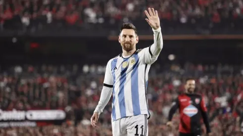 A Lionel Messi le faltó ponerse la camiseta de Newell's en el partido homenaje de Maxi Rodríguez en el Estadio Marcelo Bielsa de Rosario. @Newells
