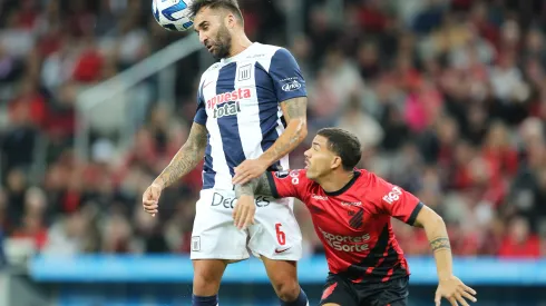 CURITIBA, BRAZIL – JUNE 27: David Terans of Athletico Paranaense battles for possession with Pablo Míguez of Alianza Lima during the Copa CONMEBOL Libertadores 2023 group G match between Athletico Paranaense and Alianza Lima at Ligga Arena on June 27, 2023 in Curitiba, Brazil. (Photo by Heuler Andrey/Getty Images)
