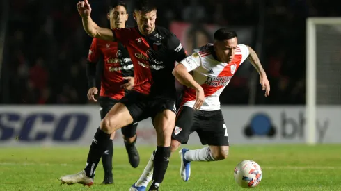 SANTA FE, ARGENTINA – JUNE 15: Esequiel Barco of River Plate and Federico Lértora of Colón fight for the ball during a match between  Colón and River Plate as part of Liga Profesional Argentina 2022 at Brigadier General Estanislao Lopez Stadium on June 15, 2022 in Santa Fe, Argentina. (Photo by Luciano Bisbal/Getty Images)
