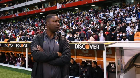QUITO (17-04-2022).- Edison Méndez, director técnico encargado de Liga de Quito, durante el partido del Campeonato Nacional de Fútbol Liga pro, contra Barcelona, en el estadio Rodrigo Paz Delgado, en Quito.<br />
Alfredo Cárdenas/ EL UNIVERSO.