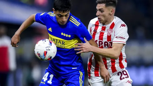 BUENOS AIRES, ARGENTINA – JUNE 24: Luca Longoni of Boca Juniors fights for the ball with Daniel Juarez of Union during a match between Boca Juniors and Union as part of Liga Profesional 2022 at Estadio Alberto J. Armando on June 24, 2022 in Buenos Aires, Argentina. (Photo by Marcelo Endelli/Getty Images)
