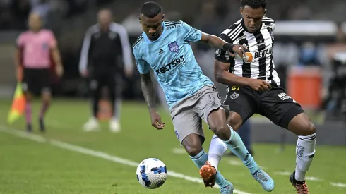 BELO HORIZONTE, BRAZIL – JULY 05: Neto (R) f Atletico Mineiro fights for the ball with Dixon Arroyo of Emelec during a Copa Libertadores round of sixteen second leg match between Atletico Mineiro and Emelec at Mineirao Stadium on July 05, 2022 in Belo Horizonte, Brazil. (Photo by Pedro Vilela/Getty Images)
