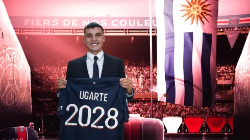 Manuel Ugarte firmó con PSG, pero la bandera de Uruguay tiene un error.
