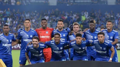 &#8212; Ecuador's Emelec players pose for a picture during the Copa Libertadores group stage first leg football match against Venezuela's Deportivo Tachira at the George Capwell stadium in Guayaquil, Ecuador, on April 14, 2022. (Photo by RODRIGO BUENDIA                      / AFP)

