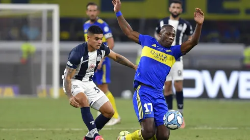 SANTIAGO DEL ESTERO, ARGENTINA - DECEMBER 08: Luis Advíncula of Boca Juniors fights for the ball with Juan Cruz Esquivel of Talleres during the final match of Copa Argentina 2021 between Boca Juniors and Talleres at Estadio Unico Madre de Ciudades on December 08, 2021 in Santiago del Estero, Argentina. (Photo by Hernan Cortez/Getty Images)