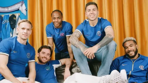 Enzo Fernández quedó expuesto con un error ortográfico en la presentación de la nueva camiseta del Chelsea. Twitter Chelsea.