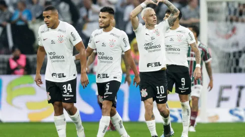 SAO PAULO, BRAZIL - MAY 28: Roger Guedes of Corinthians celebrates with teammates after scoring the team's first goal during a match between Corinthians and Fluminense as part of Brasileirao Seires A 2023 at Arena Corinthians on May 28, 2023 in Sao Paulo, Brazil. (Photo by Alexandre Schneider/Getty Images)