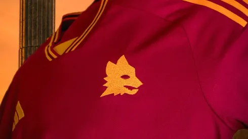La Roma tendrá que corregir un detalle de su camiseta para el lanzamiento comercial. @OfficialASRoma