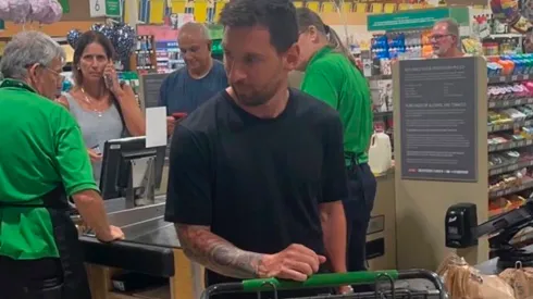 La 'Pulga' fue visto en un supermercado de Miami y el momento de inmediato se viralizó en redes. 
