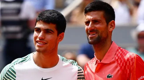 Carlos Alcaraz y Novak Djokovic juegan la final de Wimbledon 2023.
